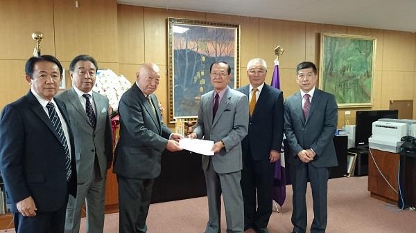 10月2日（金）立川市長を訪ね、障害者団体の要望書を手渡しました。